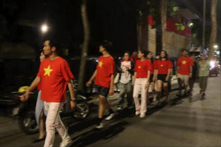 Người người đổ về trung tâm TP Hồ Chí Minh chờ xem diễu binh, diễu hành 30/4