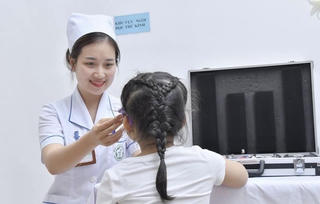 Gia tăng trẻ mắc các tật khúc xạ