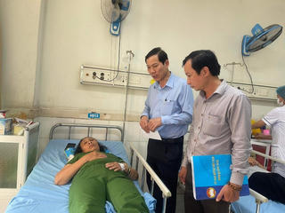 Mặt trận tỉnh Quảng Ngãi thăm hỏi, hỗ trợ người bị thương trong vụ TNGT
