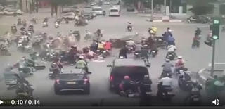 [VIDEO] Cảnh ô tô tông trúng 17 xe máy trên đường Võ Chí Công