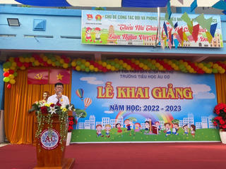Trường Tiểu học Âu Cơ: Tặng học bổng, sách giáo khoa cho học sinh khó khăn trong ngày khai giảng