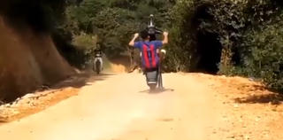 [VIDEO] Trẻ trâu thể hiện bốc đầu 'gõ' thẳng vào đầu tài xế xe máy ngược chiều