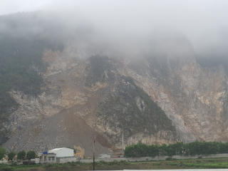 Hòa Bình: Vướng nhiều vi phạm, mỏ đá Hang Voi bị đình chỉ hoạt động