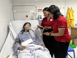 Hội Chữ thập đỏ Việt Nam hỗ trợ các nạn nhân vụ hỏa hoạn tại phố Trung Kính