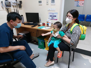 Giao mùa, trẻ nhập viện tăng đột biến