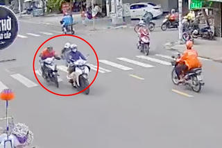 Người phụ nữ bị giật túi xách giữa ban ngày ở TP HCM