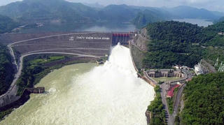 Thủy điện Hòa Bình mở thêm một cửa xả, hạ du chú ý an toàn