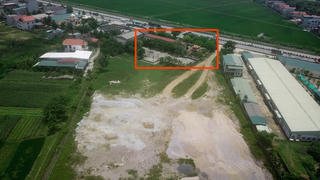 Doanh nghiệp biến sân vận động thành bãi tập kết vật liệu