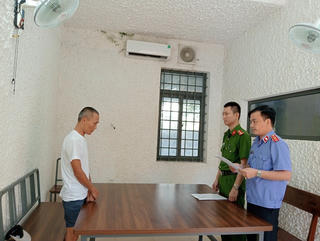 Hà Tĩnh: Khởi tố tài xế chở hàng qua Lào rồi mua pháo về sử dụng