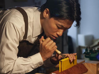 Chàng trai trẻ say mê với nghề đóng sách thủ công