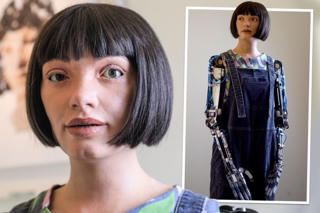 Nghệ sĩ robot siêu thực đầu tiên chế tạo bình hoa và kéo bằng máy in 3D