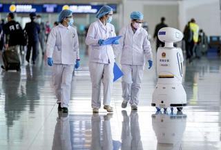 Robot dần ‘song hành’ với con người