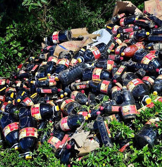 Quảng Nam: Phát hiện nhiều chai nước mắm vứt bỏ ở bụi rậm