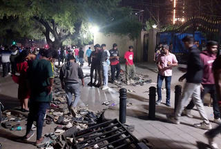 Hỗn loạn bên ngoài sân vận động Ấn Độ, ít nhất 11 người chết