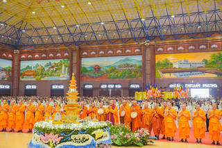 Hàng nghìn người về chùa Ba Vàng chiêm bái Xá lợi tóc Đức Phật