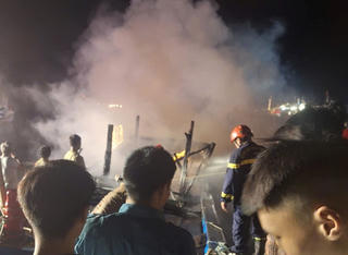 Quảng Ngãi: Tàu cá đang neo đậu tại cửa Sa Kỳ bốc cháy lớn