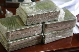 Điện Biên: Bắt cặp vợ chồng mang 16 bánh heroin đem bán