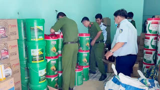 Khởi tố đối tượng buôn bán số lượng khủng dầu, nhớt giả