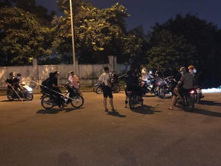 Hai nhóm thanh niên lao vào hỗn chiến vì nghĩ bị ‘nhìn đểu’