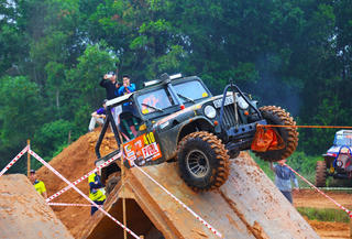 Cận cảnh đua xe ô tô địa hình mạo hiểm ở Hà Nội