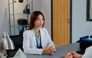 Sau 'Hậu duệ mặt trời', Khả Ngân tiếp tục vào vai bác sĩ bướng bỉnh