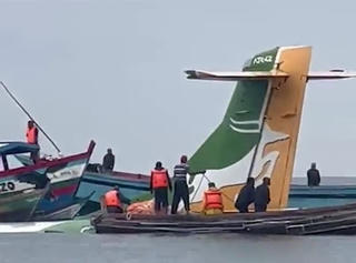 Máy bay chở khách lao xuống hồ nước lớn nhất ở châu Phi