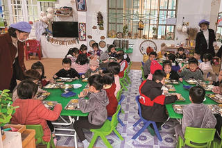 Canh cánh nỗi lo bữa ăn bán trú