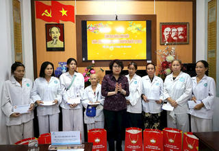 Phó Chủ tịch Tô Thị Bích Châu trao quà Tết cho bệnh nhân ung thư có hoàn cảnh khó khăn