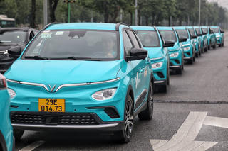 [ẢNH] Dàn Taxi điện chính thức hoạt động tại Hà Nội