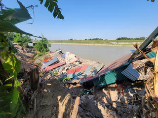 Hiện trường sạt lở bờ sông Đuống đoạn qua trung tâm Hà Nội