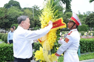 Tổng Bí thư Tô Lâm dâng hương tưởng niệm các anh hùng, liệt sỹ tại Điện Biên
