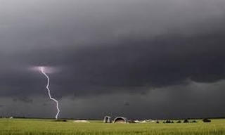 Người đàn ông bị sét đánh tử vong khi đang cắt cỏ ngoài đồng