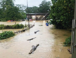 Mưa lớn, nước dâng cao người dân miền núi chạy lũ trong đêm
