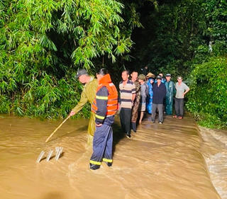 Đắk Lắk: Cháu bé 7 tuổi theo mẹ đi làm rẫy bị nước lũ cuốn trôi
