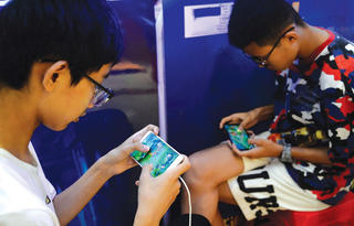 “Cai nghiện” thiết bị điện tử cho trẻ: Cách nào?