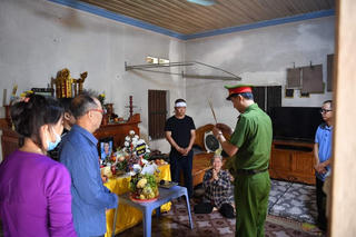 Công an tỉnh Phú Thọ thăm hỏi, động viên gia đình 5 học sinh bị đuối nước