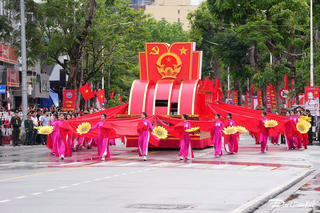 Hải Phòng: Rực rỡ cờ hoa trong lễ diễu hành chào mừng Ngày Giải phóng thành phố