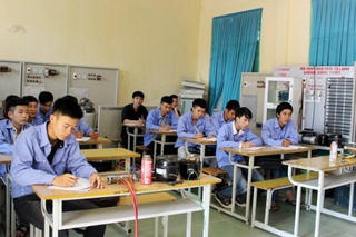 Chờ hướng dẫn để khai thông học nghề