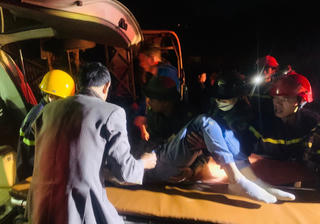 Xe khách lật trên QL 1A đoạn qua Quảng Trị