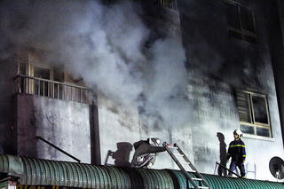 Cháy chung cư ở Hà Nội, kịp thời giải cứu 4 người