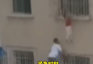 Người đàn ông tay không, trèo 6 tầng cứu cháu bé như 'phim hành động'