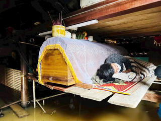 Quảng Bình: Xót xa cảnh kê quan tài người mất lên sát mái nhà 3 ngày chờ lũ rút