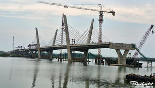 Thi công cầu hơn 550 tỷ đồng bắc qua sông Thạch Hãn