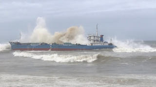 Áp thấp nhiệt đới giật cấp 8 trên Biển Đông, gây gió mạnh sóng lớn