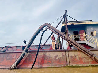 Hà Nội: Bắt tàu hoán cải giấu thiết bị hút cát dưới nước qua mặt lực lượng chức năng