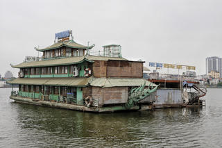 Kinh doanh trên mặt nước Hồ Tây: Người dân có đồng tình?