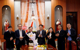 Uỷ ban MTTQ tỉnh Hà Tĩnh thăm, chúc mừng các Giáo xứ trên địa bàn