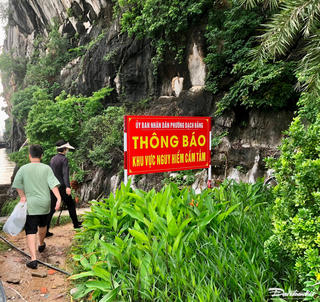 Phớt lờ cảnh báo, người dân Hạ Long vẫn vượt rào ra bãi tắm tự phát