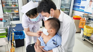 Vaccine ngừa cúm A khan hiếm do người dân đổ xô đi tiêm