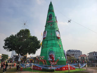 Cây thông Noel cao 27m tạo điểm nhấn mùa Noel tại nhà thờ đá Phát Diệm